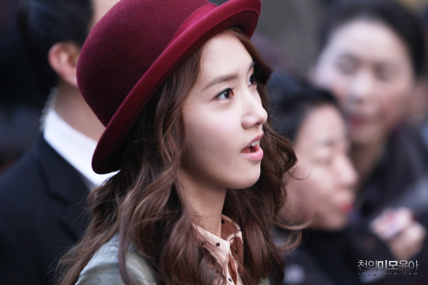 [OTHER][31-12-2011]YoonA tại trường quay của bộ phim " Love Rain " - Page 21 115E294B4F7F1F0410F589