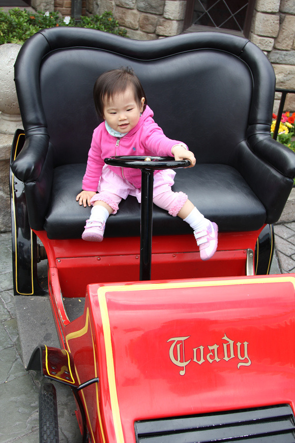 요즘 차에 무척 관심 많은 우리 딸 사진입니다. 디즈니랜드에서 한 손으로 능수능란하게 운전 중이에요. :)