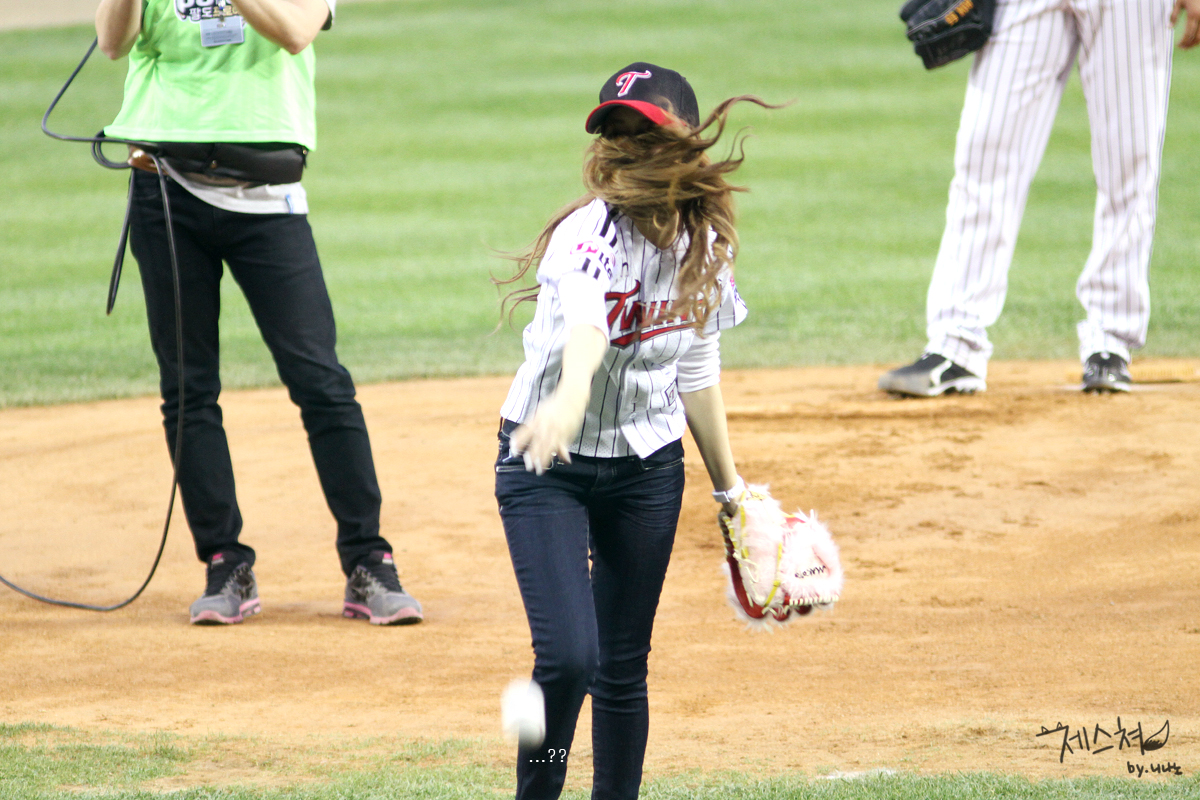 [PIC][11-05-2012]Jessica ném bóng mở màn cho trận đấu bóng chày giữa LG & Samsung chiều nay - Page 3 16230D3A4FAD4B88016824