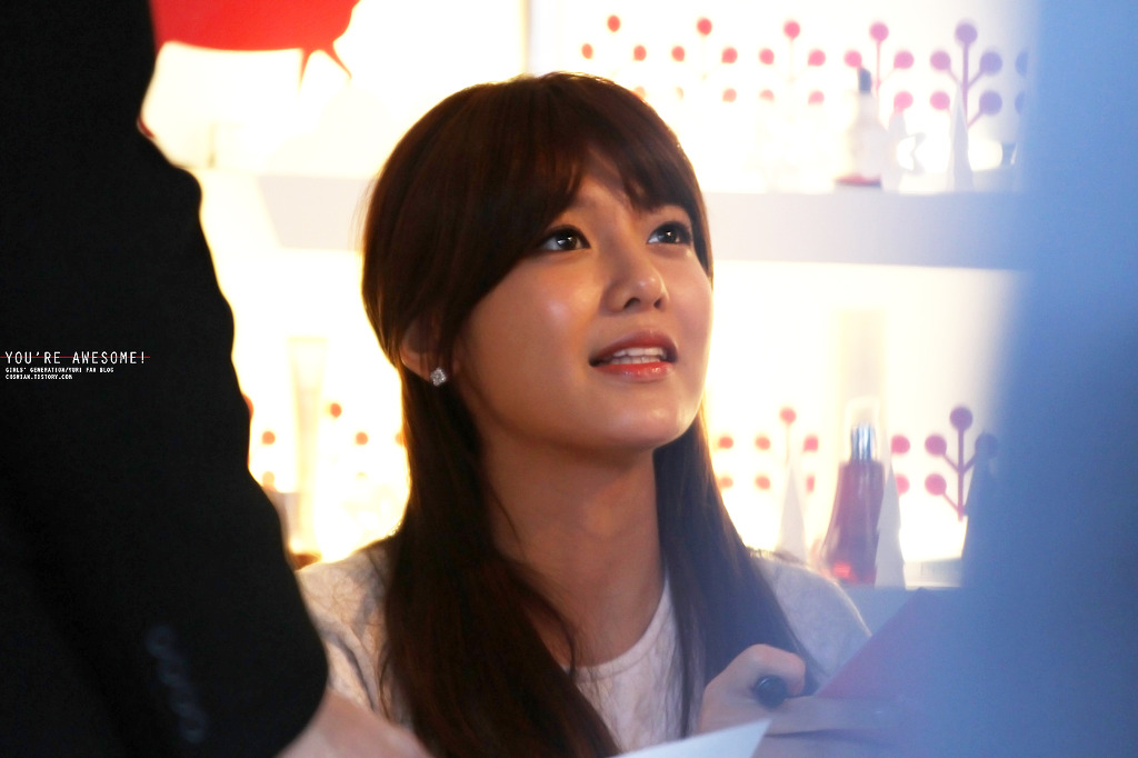[PIC][01-12-2012]SooYoung xuất hiện tại buổi fansign cho thương hiệu mỹ phẩm "LLang" vào chiều nay 17707A3D50B9BB910C1A8A