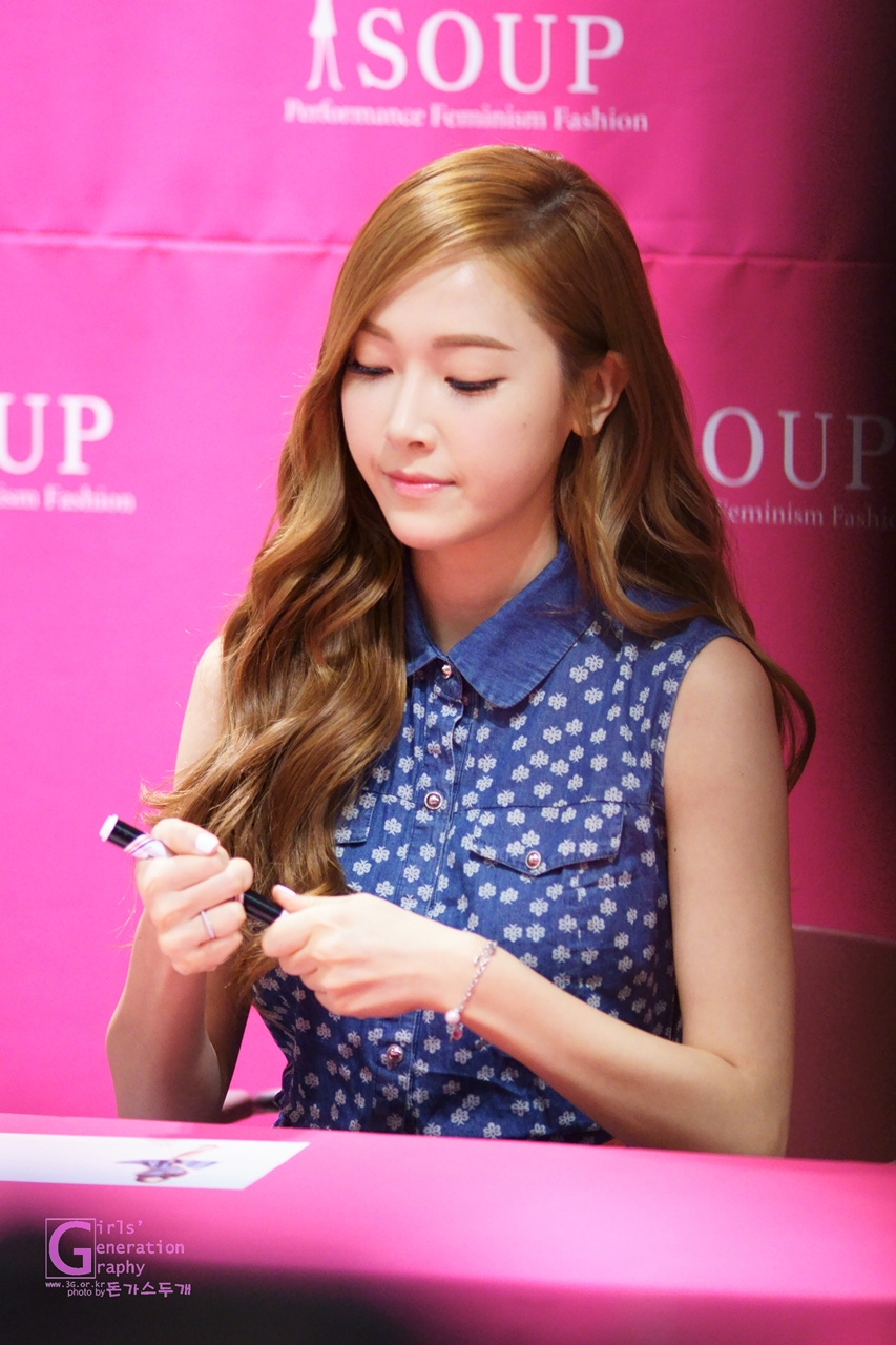 [PIC][14-06-2014]Jessica tham dự buổi fansign lần 2 cho thương hiệu "SOUP" vào trưa nay 210B563E539CF91B12DACB