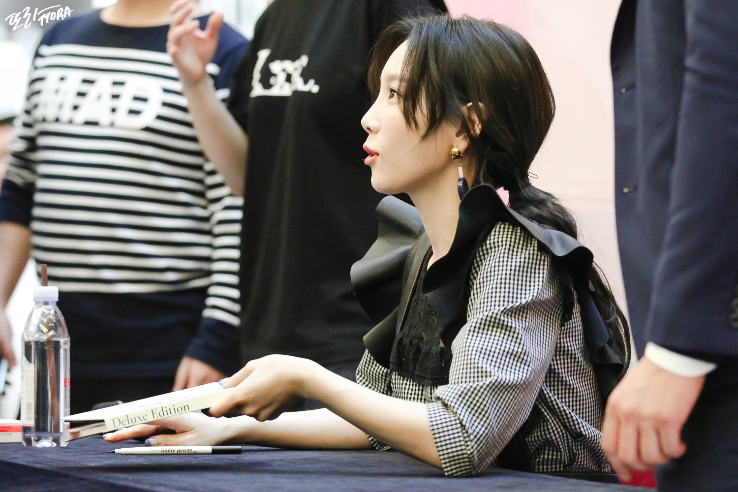 [PIC][16-04-2017]TaeYeon tham dự buổi Fansign cho “MY VOICE DELUXE EDITION” tại AK PLAZA vào chiều nay  - Page 5 2166173859036868286644