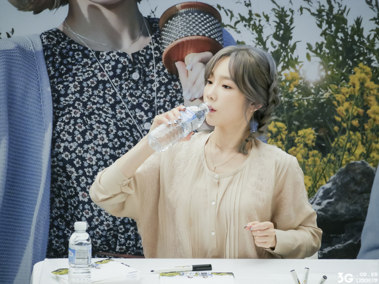 [PIC][23-09-2016]TaeYeon tham dự buổi Fansign cho thương hiệu nước uống "SAMDASOO" tại COEX Live Plaza vào tối nay - Page 8 2217584257E6AEE121A276