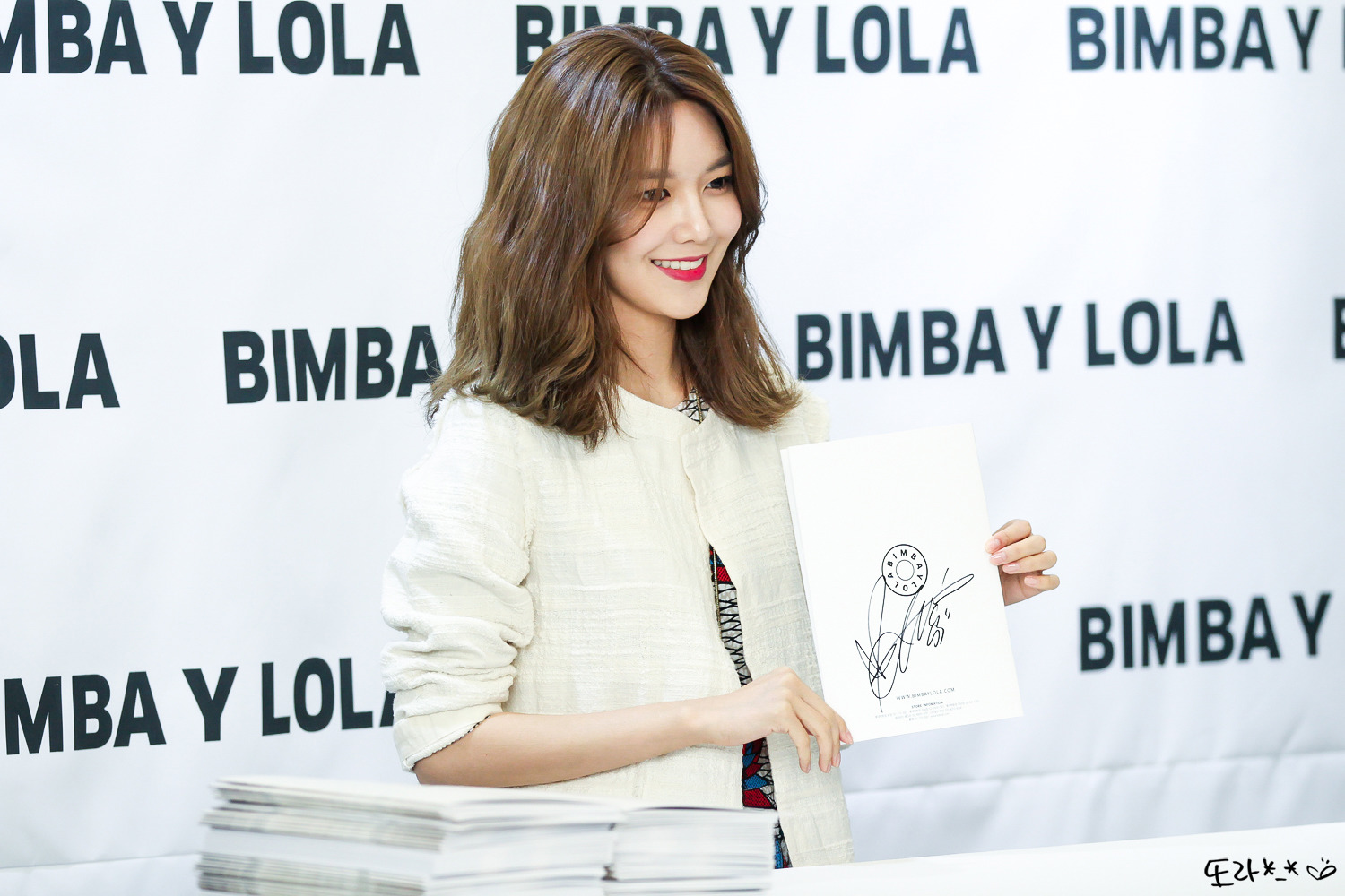 [PIC][10-03-2017]SooYoung tham dự buổi Fansign cho dòng thời trang "BIMBA Y LOLA" tại Lotte Department Store vào chiều nay - Page 3 22298642590C73E5083D4E