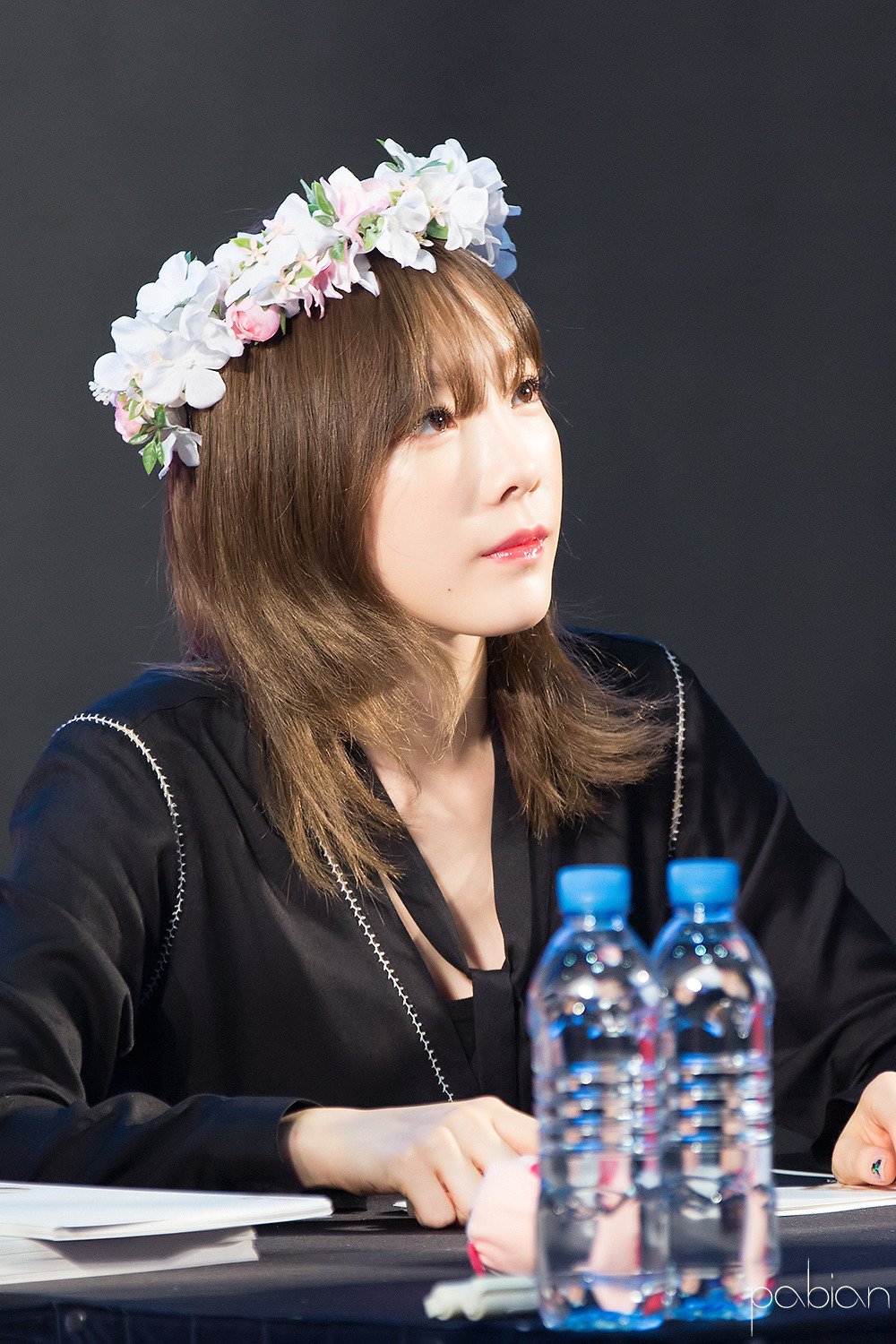 [PIC][18-11-2016]TaeYeon khởi hành đi Busan để tham dự buổi Fansign cho thương hiệu "Sword & Magic" vào hôm nay - Page 3 222F7550582ED5F60D5BF1