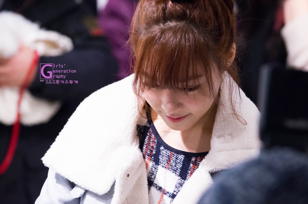 [PIC][28-11-2013]Tiffany ghé thăm cửa hàng "QUA" ở Hyundai Department Store vào trưa nay - Page 2 223622455297567F2054CB