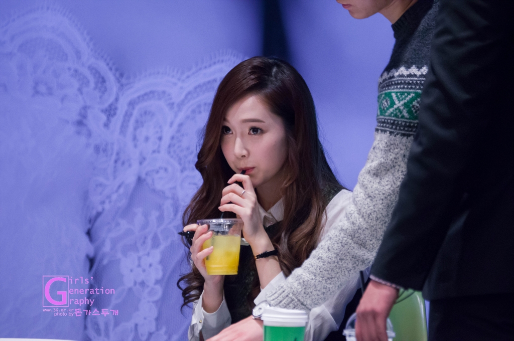 [PIC][01-12-2013]Jessica xuất hiện tại buổi fansign thứ 2 cho thương hiệu "STONEHENgE" vào trưa nay - Page 2 22613050529C610432FFD3