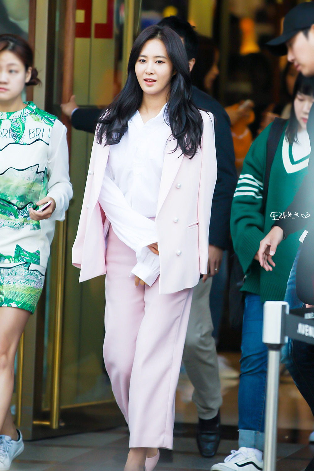 [PIC][09-10-2016]Yuri tham dự buổi Fansign thứ 2 cho thương hiệu nước hoa "BVLGARI Rose Goldea" tại Myeongdong Lotte Duty Free vào chiều nay - Page 4 226384505957A4B818D74E