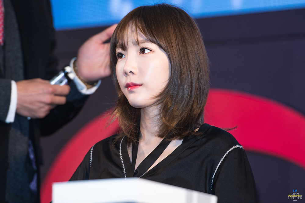 [PIC][18-11-2016]TaeYeon khởi hành đi Busan để tham dự buổi Fansign cho thương hiệu "Sword & Magic" vào hôm nay - Page 4 232C1650582FE3942EFAB4