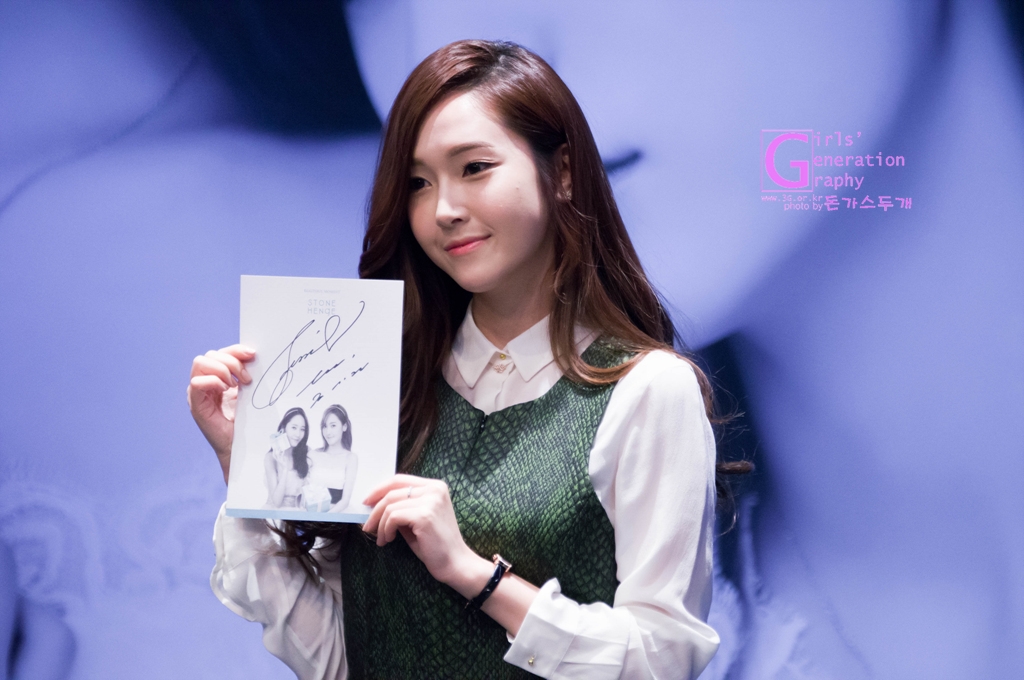 [PIC][01-12-2013]Jessica xuất hiện tại buổi fansign thứ 2 cho thương hiệu "STONEHENgE" vào trưa nay - Page 2 23595A4D529C60B013C8E3