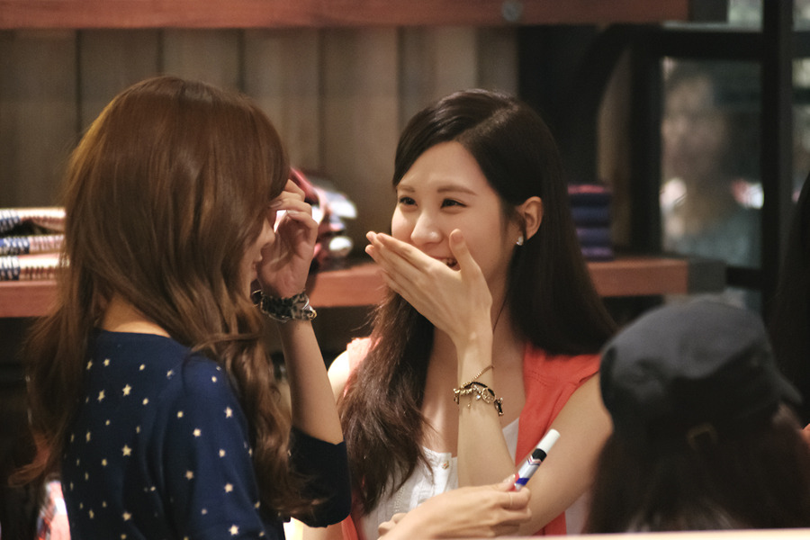 [PIC][28-07-2013]SooYoung và SeoHyun xuất hiện tại buổi fansign cho "Tommy Hilfiger" vào chiều nay 240F8A3851F4DC9A0BCF2C