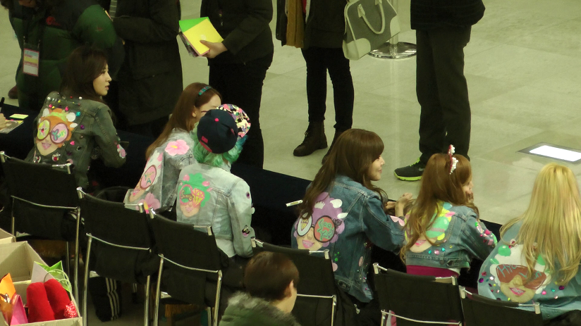 [PIC][26-01-2013]SNSD xuất hiện tại buổi ký tên cho fan hâm mộ vào tối nay 24301A4C5103E8D1329E69