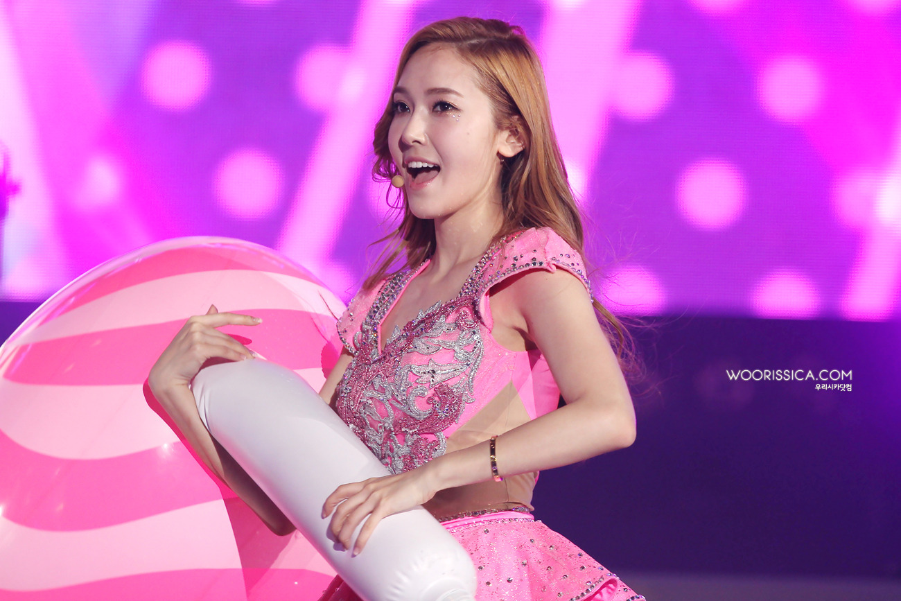 [PIC][08/09-06-2013]Hình ảnh mới nhất từ "2013 Girls' Generation's World Tour – Girls & Peace" tại Seoul, Hàn Quốc trong 2 ngày của SNSD + Selca từ hậu trường Concert của các thành viên và nhiều nghệ sĩ khác - Page 14 2442923F51C1E947277B01