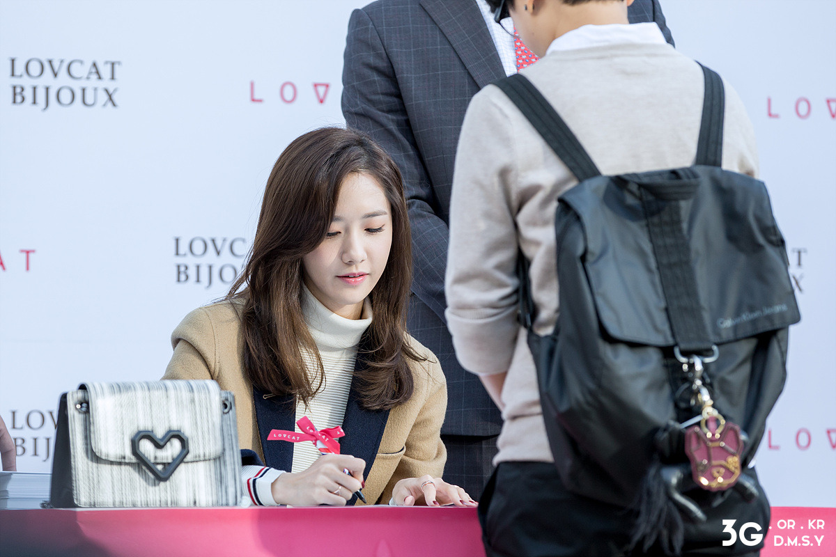 [PIC][24-10-2015]YoonA tham dự buổi fansign cho thương hiệu "LOVCAT" vào chiều nay - Page 6 2450BF3E56383EC3261986