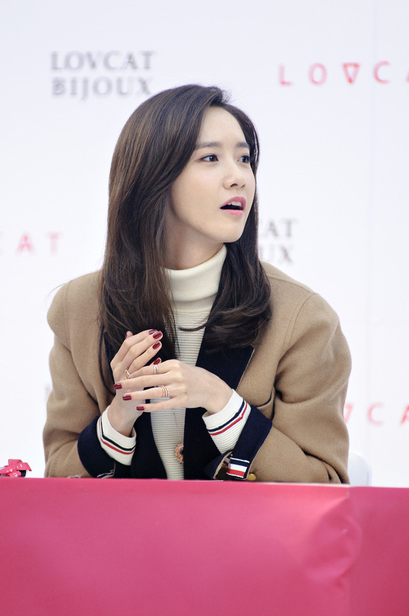 [PIC][24-10-2015]YoonA tham dự buổi fansign cho thương hiệu "LOVCAT" vào chiều nay - Page 4 2607CB41562CC9E901C9D8