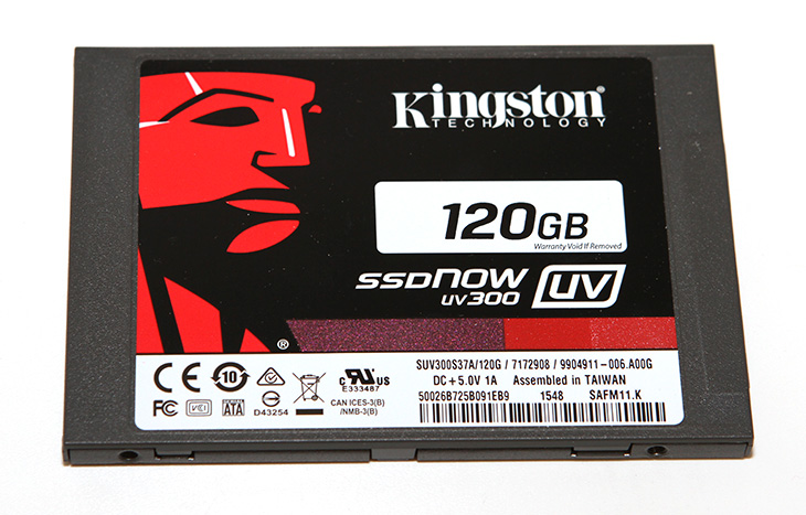 킹스톤 SSD ,UV300 ,저렴하면서도 ,빠른 SSD,IT,IT 제품리뷰,저가형 SSD의 반란이 일어나고 있습니다. 가격이 저렴하면서도 성능적인 부분에서 만족하는 제품들이 나오고 있죠. 킹스톤 SSD UV300 저렴하면서도 빠른 SSD 인데요. 120GB 기준으로 5만원도 안되는군요. 물론 가격을 낮추기 위해서 TLC 낸드 플래시를 사용 했습니다. 다만 무상보증을 3년을 해주고있고 쓰기 수명이 60TB 이므로 괜찮습니다. 제 생각에는 노트북이나 휴대용 저장장치 또는 게임을 즐겨하시는 분들이 사용하면 좋을듯 싶네요. 가격도 아주 저렴하고 킹스톤 SSD UV300을 이용하면 쉽게 성능을 올릴 수 있기 때문입니다.