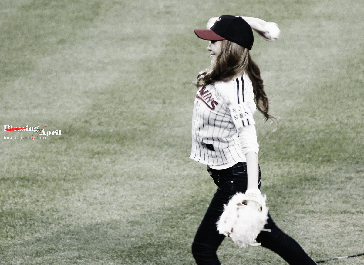 [PIC][11-05-2012]Jessica ném bóng mở màn cho trận đấu bóng chày giữa LG & Samsung chiều nay - Page 4 1638B4354FB11A022974EC