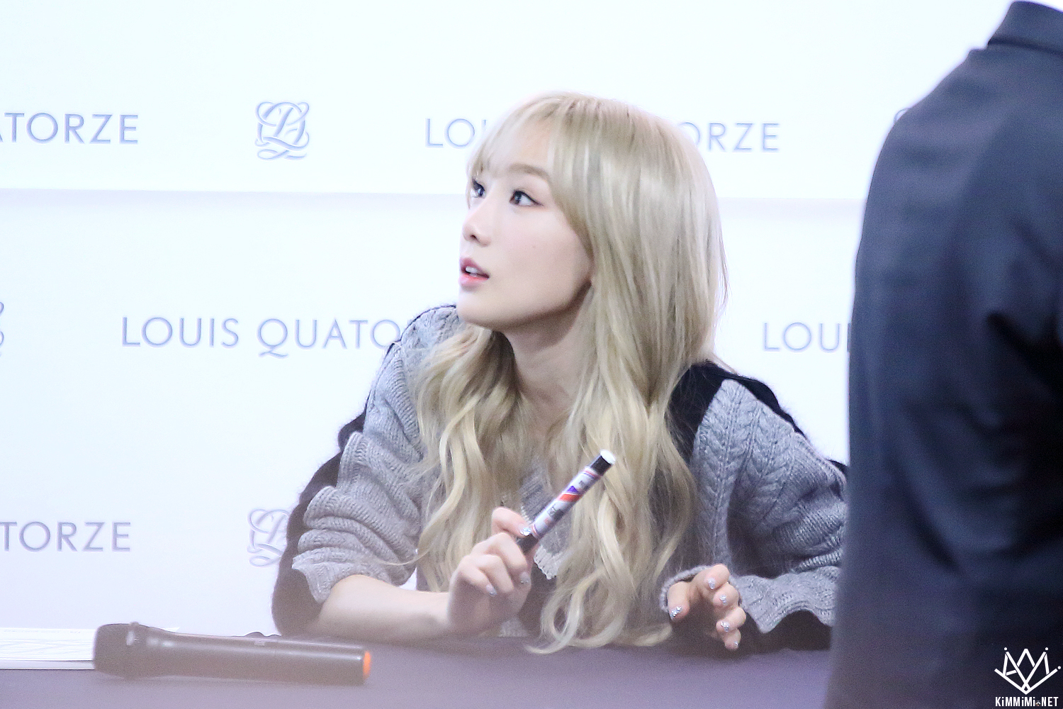 [PIC][27-11-2015]TaeTiSeo tham dự buổi Fansign cho thương hiệu "Louis Quartoze" tại Lotte Department Store Busan vào chiều nay - Page 6 21172E3956A758C33CB219