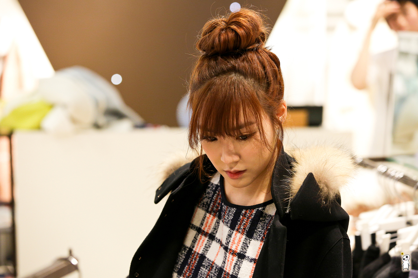[PIC][28-11-2013]Tiffany ghé thăm cửa hàng "QUA" ở Hyundai Department Store vào trưa nay - Page 3 2178AC4052980CB0056E97