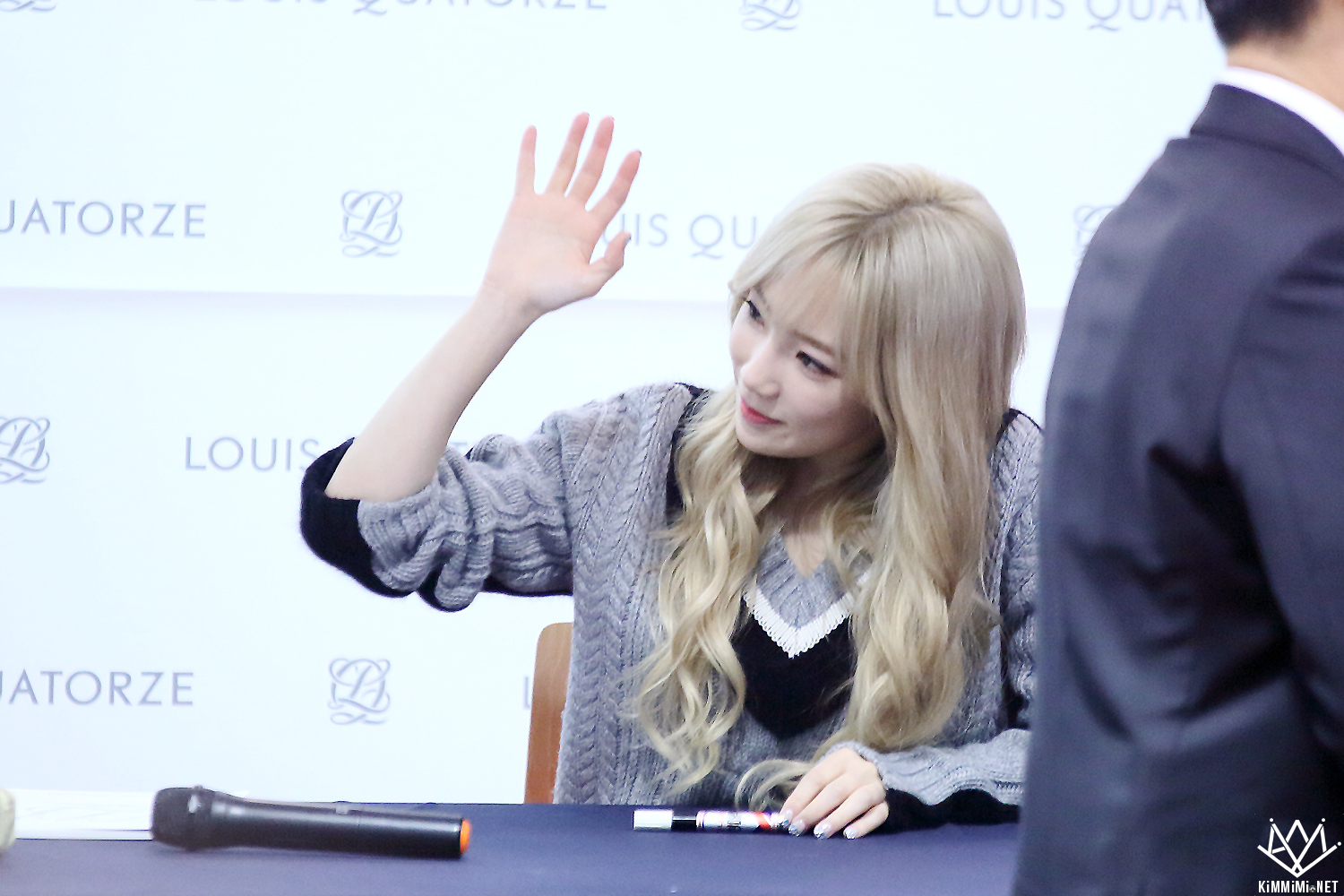 [PIC][27-11-2015]TaeTiSeo tham dự buổi Fansign cho thương hiệu "Louis Quartoze" tại Lotte Department Store Busan vào chiều nay - Page 6 217EDB3756A758CF394CC3