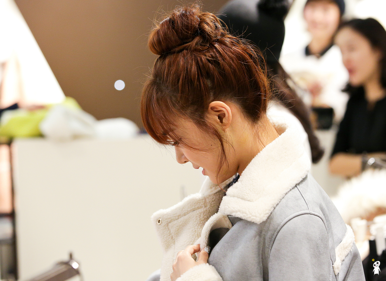 [PIC][28-11-2013]Tiffany ghé thăm cửa hàng "QUA" ở Hyundai Department Store vào trưa nay - Page 3 2204664052980CAB030190