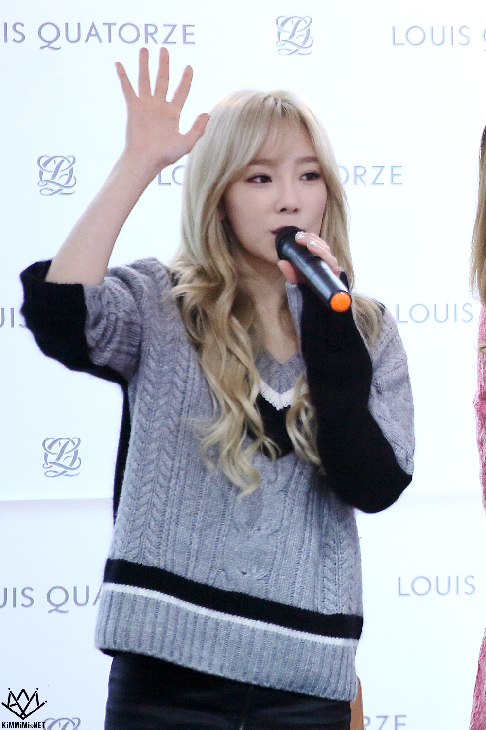 [PIC][27-11-2015]TaeTiSeo tham dự buổi Fansign cho thương hiệu "Louis Quartoze" tại Lotte Department Store Busan vào chiều nay - Page 6 222D033C56A7591B16F256