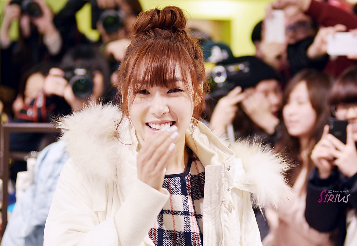 [PIC][28-11-2013]Tiffany ghé thăm cửa hàng "QUA" ở Hyundai Department Store vào trưa nay - Page 2 232783405297570E08960A