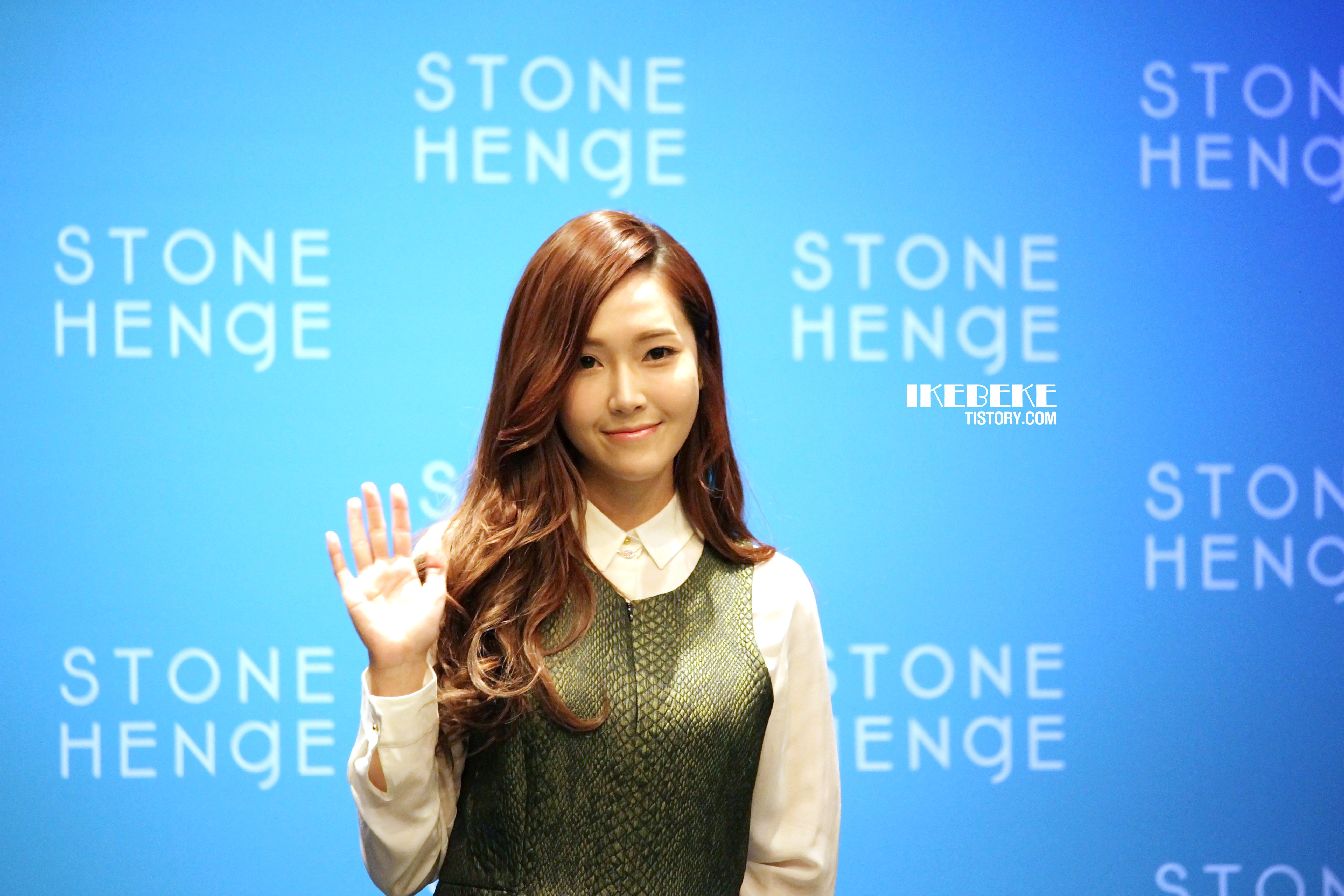 [PIC][01-12-2013]Jessica xuất hiện tại buổi fansign thứ 2 cho thương hiệu "STONEHENgE" vào trưa nay 2347093E529B7C1623700D