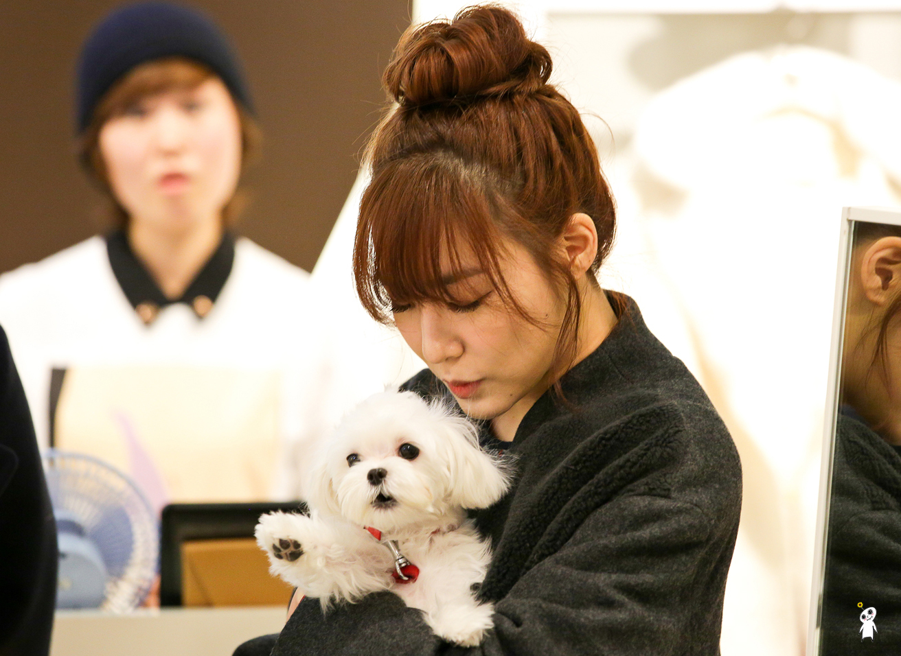 [PIC][28-11-2013]Tiffany ghé thăm cửa hàng "QUA" ở Hyundai Department Store vào trưa nay - Page 3 245FB54052980CB92C76A5