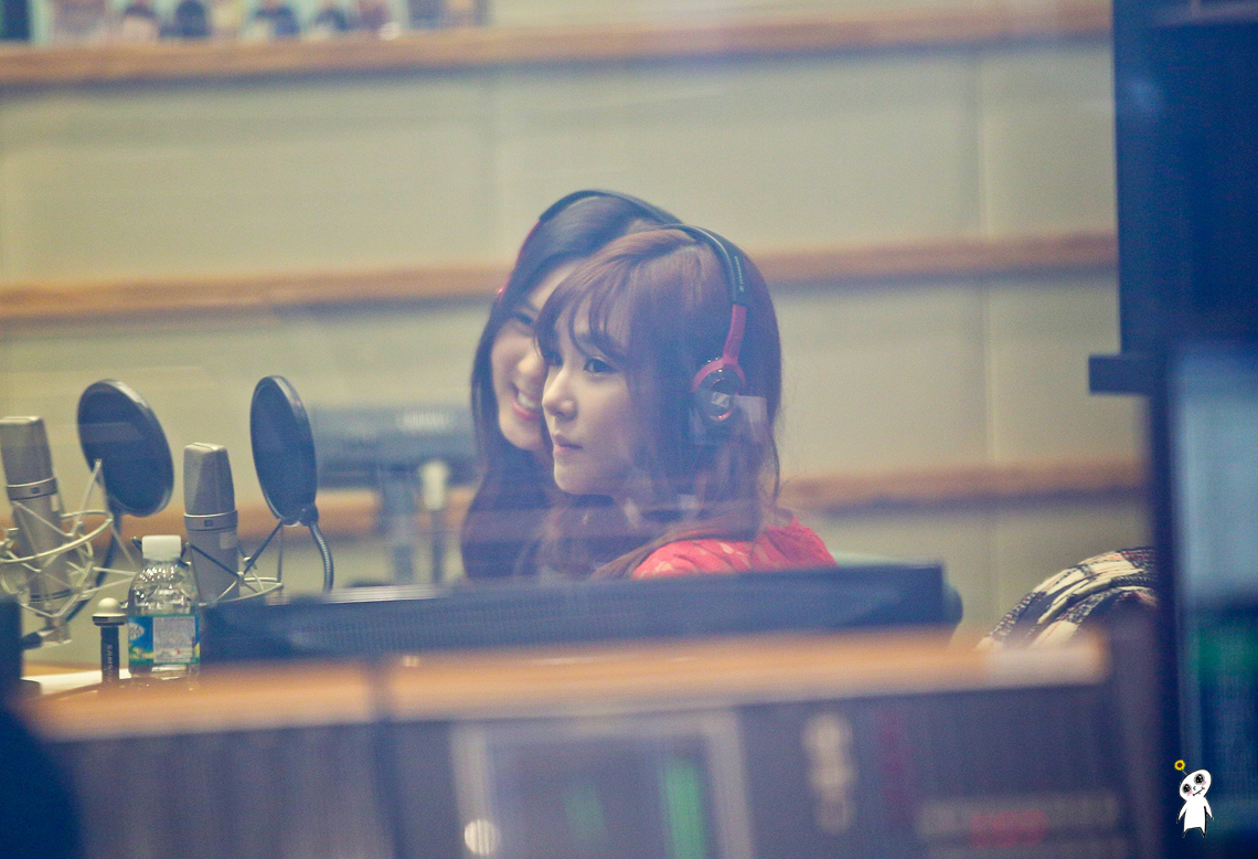 [PIC][29-10-2013]SeoHyun và Tiffany xuất hiện tại "KBS Cool FM Radio Jo JungChi & Harim 2 o'clock" vào trưa nay 247CDA3B5278465D295B29
