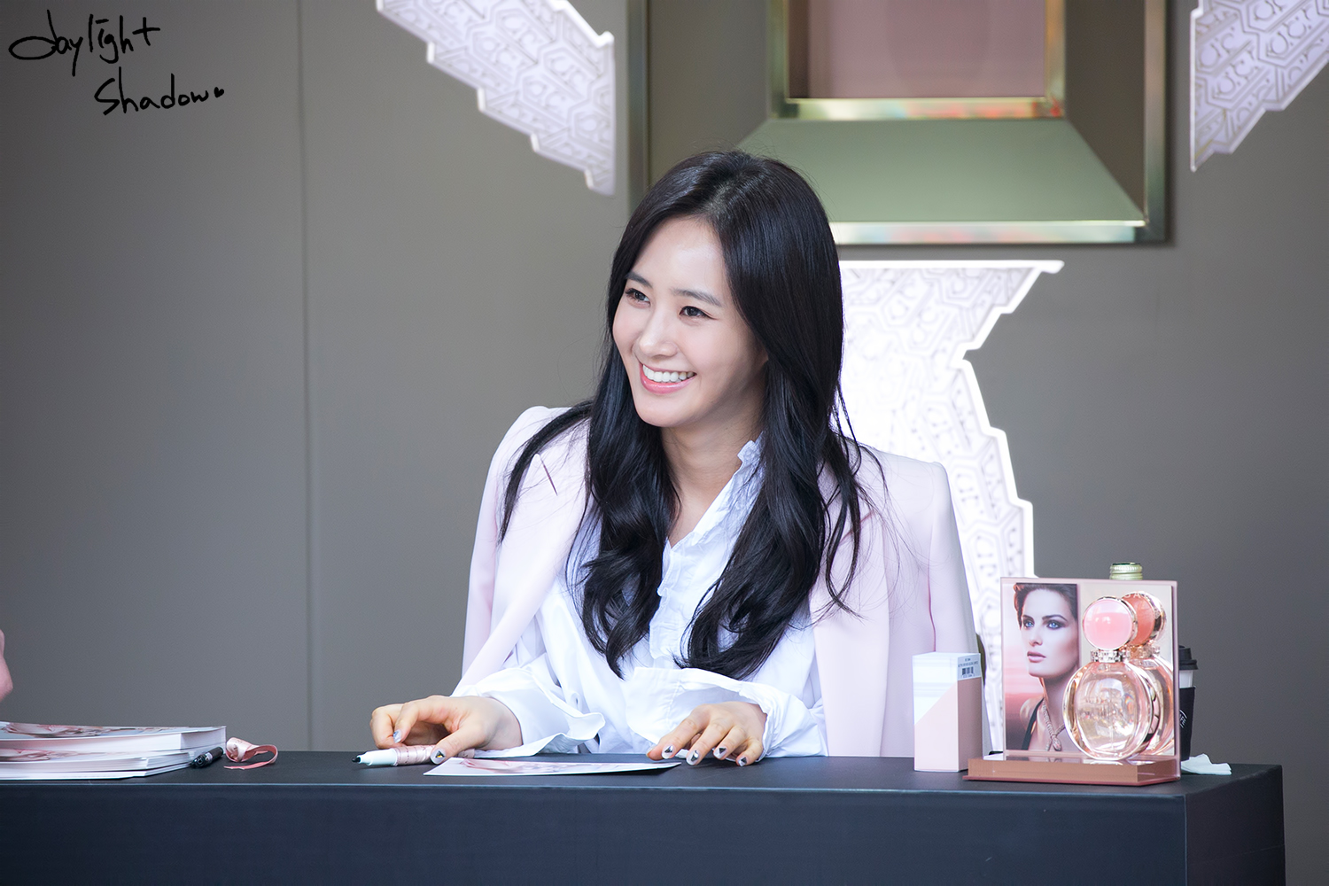 [PIC][09-10-2016]Yuri tham dự buổi Fansign thứ 2 cho thương hiệu nước hoa "BVLGARI Rose Goldea" tại Myeongdong Lotte Duty Free vào chiều nay - Page 4 256AA93A587115C90F612D