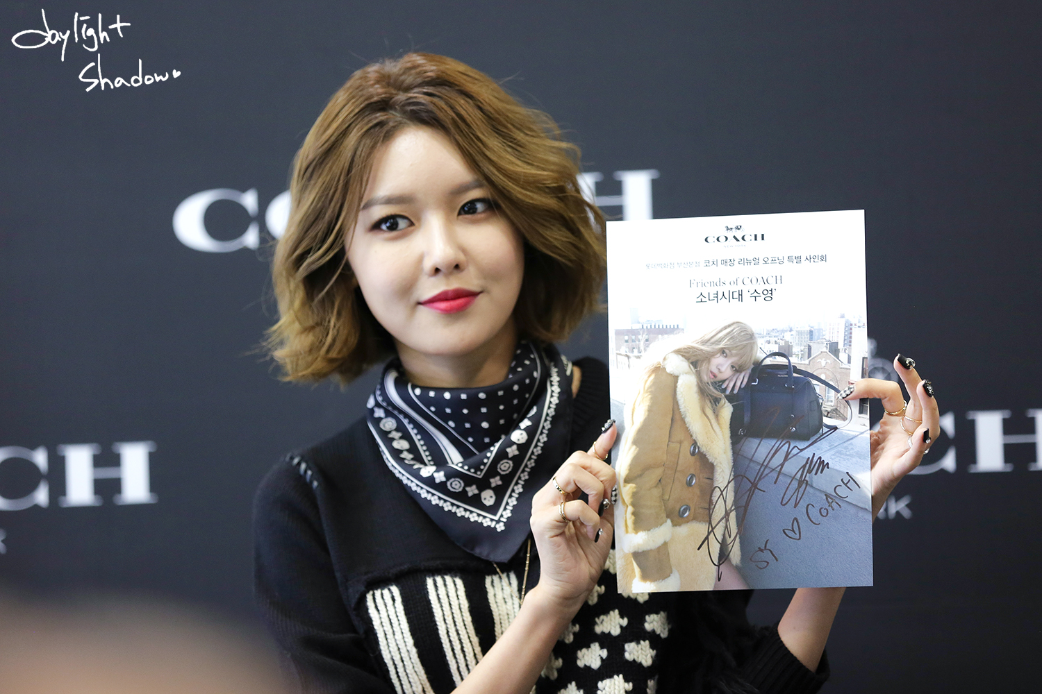  [PIC][27-11-2015]SooYoung tham dự buổi Fansign cho thương hiệu "COACH" tại Lotte Department Store Busan vào trưa nay - Page 2 27296A4156AB7C4804AF19
